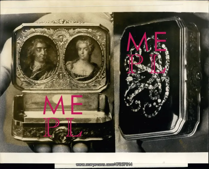 : Two snuffboxes sold at Sotheby's, London : Two snuffboxes sold at Sotheby's, London
