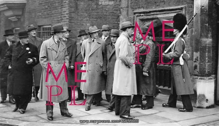 : Soccer. Hugo Meisl with the Austrian national football team in front of a sentry of the St : Soccer. Hugo Meisl with the Austrian national football team in front of a sentry of the St