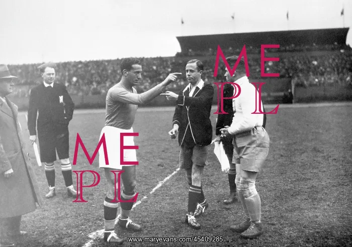 : Soccer match between Italy and Czechoslovakia : Soccer match between Italy and Czechoslovakia