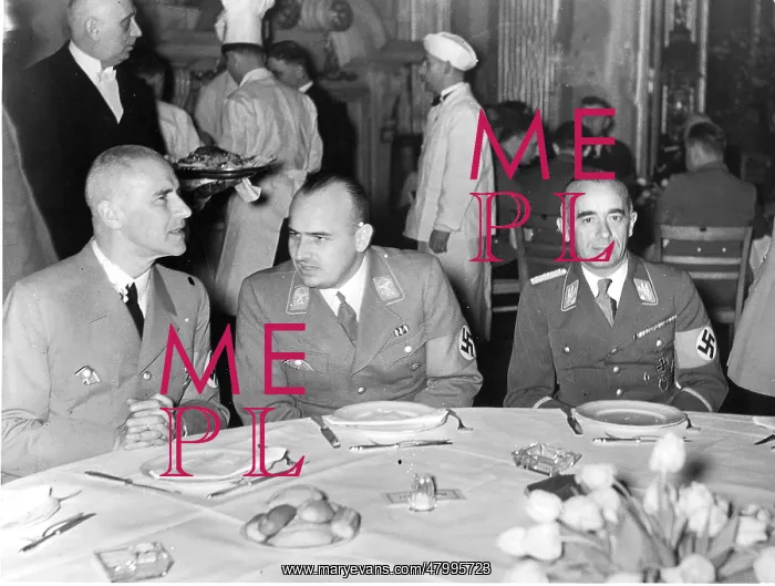 : Social evening in Berlin castle : Social evening in Berlin castle