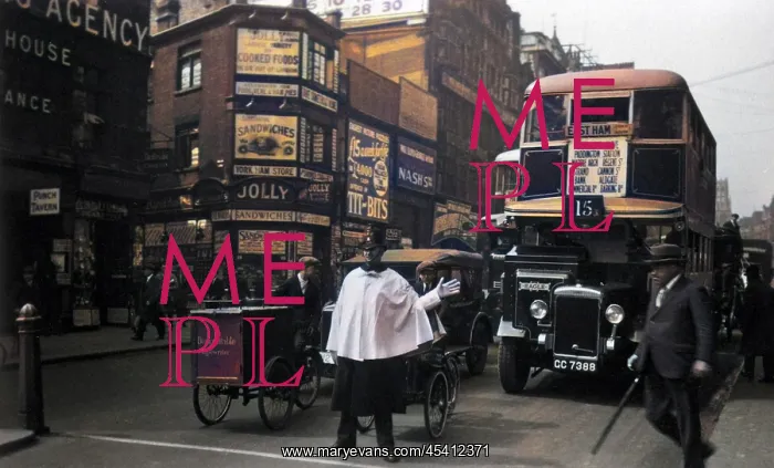 : SOCIAL / LONDON POLICEMAN : SOCIAL / LONDON POLICEMAN