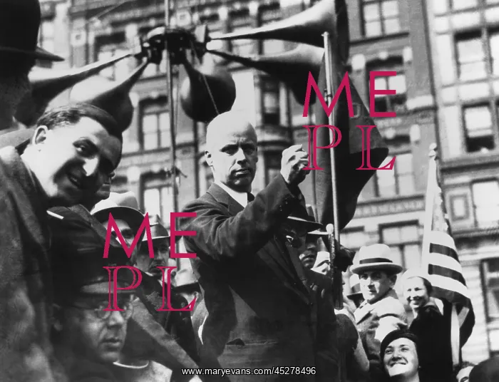 : Socialist Norman Thomas (center) speaking in New : Socialist Norman Thomas (center) speaking in New