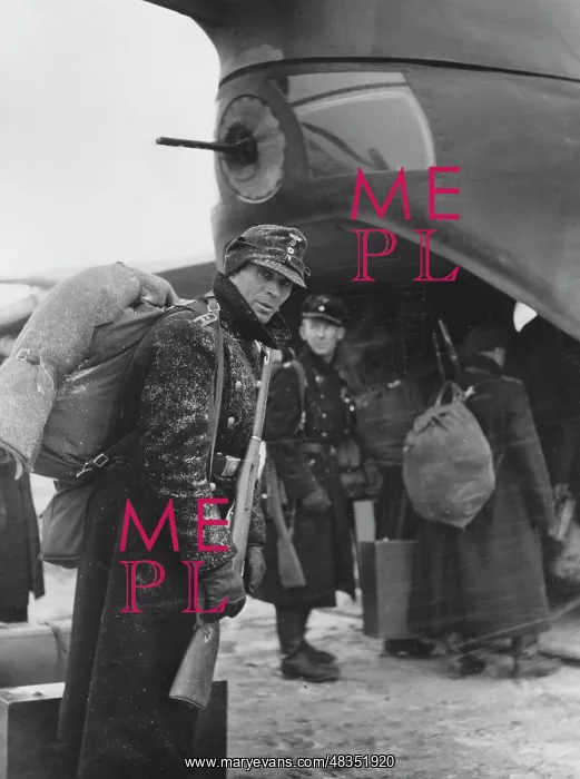 : Soldier in front of an airplane, 1939-1945 : Soldier in front of an airplane, 1939-1945
