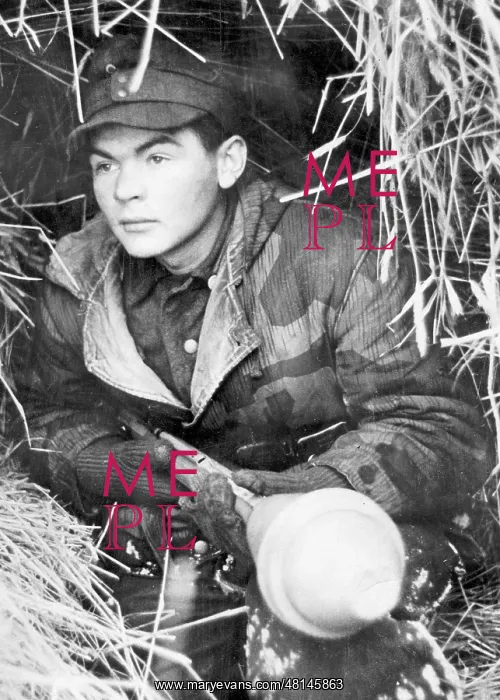 : Soldier with a bazooka in position, 1945 : Soldier with a bazooka in position, 1945