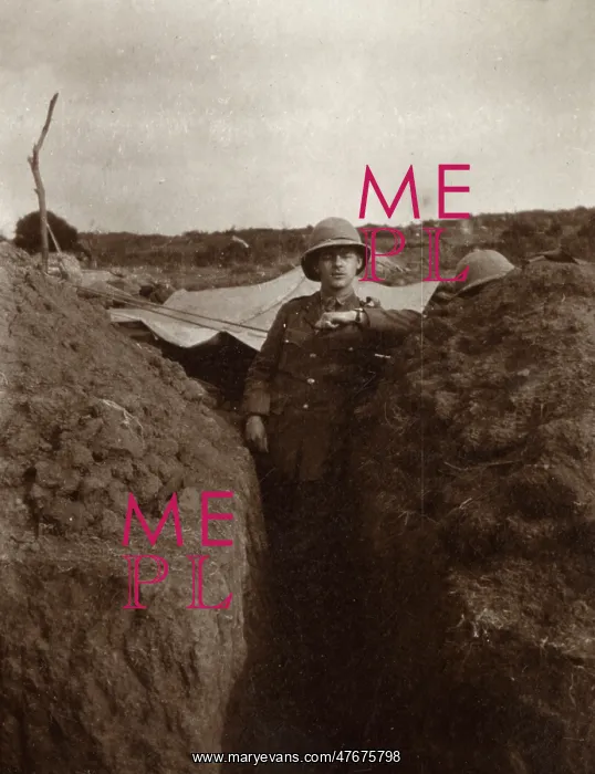 : Soldier in a communication trench, WW1 : Soldier in a communication trench, WW1
