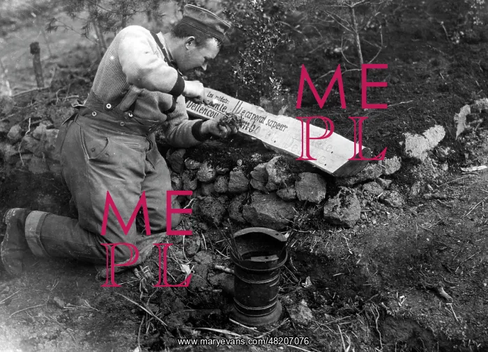 : Soldier engraving inscriptions, 1915 : Soldier engraving inscriptions, 1915