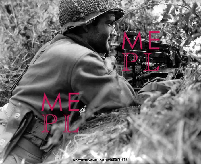 : Soldier positioned in a ditch with gun Browning : Soldier positioned in a ditch with gun Browning