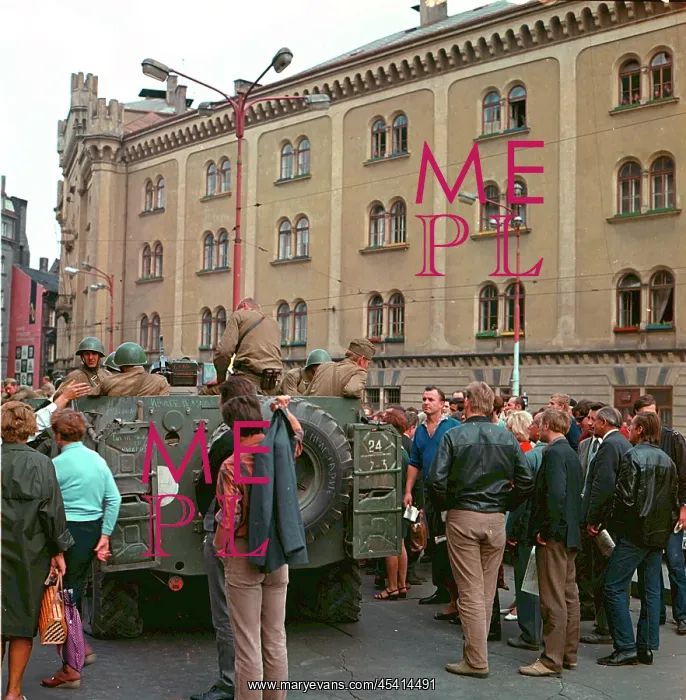 : Soldiers - armoured vehicle - protest : Soldiers - armoured vehicle - protest