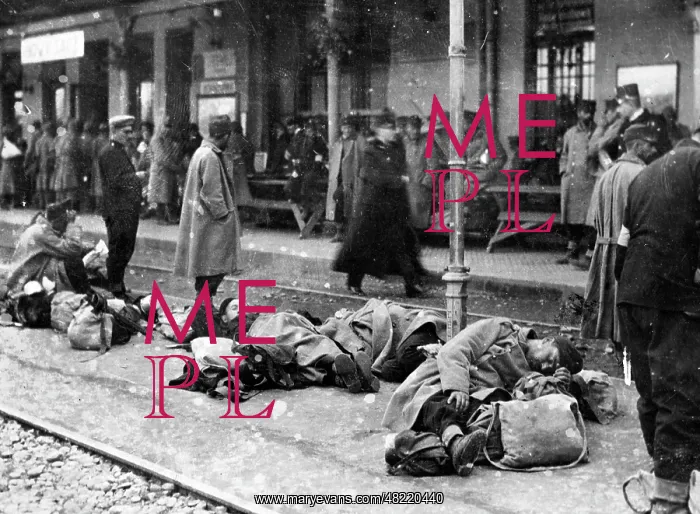 : Soldiers asleep at a station, 1914 : Soldiers asleep at a station, 1914