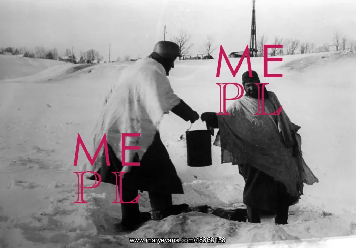 : Soldiers bring water, 1942 : Soldiers bring water, 1942