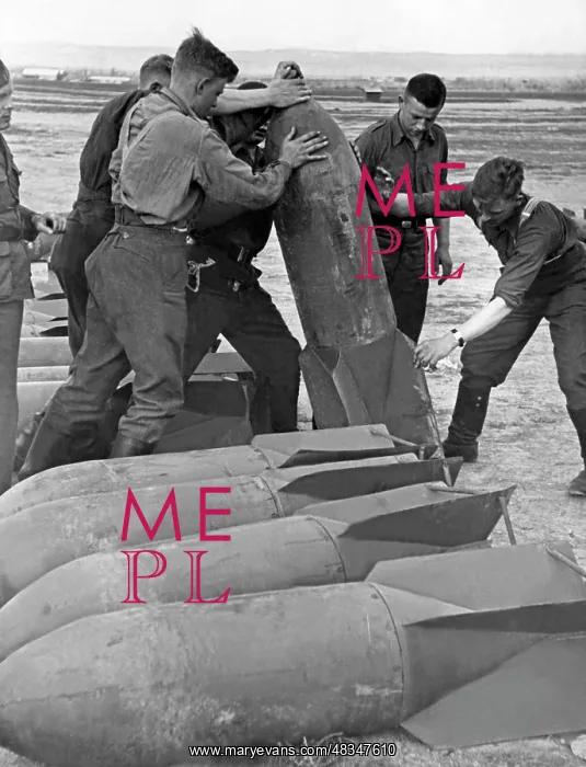 : Soldiers of the Condor Legion during the loading of bombs : Soldiers of the Condor Legion during the loading of bombs