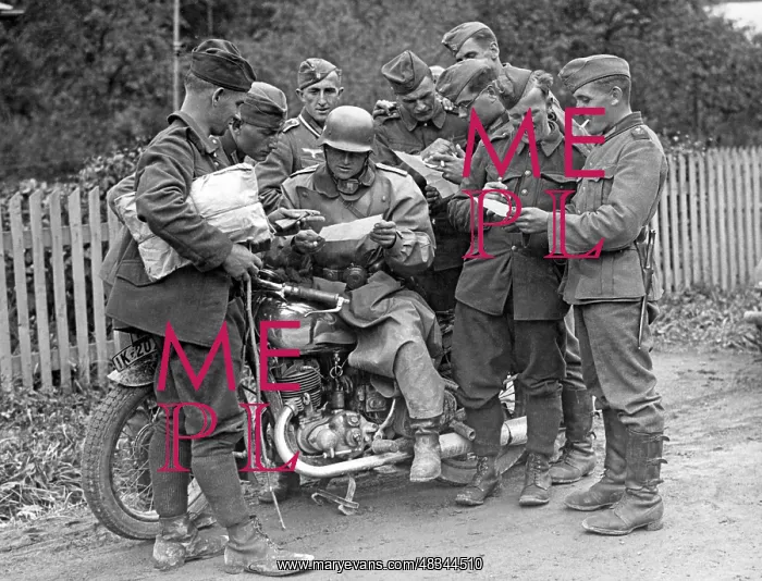 : Soldiers in conversation, 1938 : Soldiers in conversation, 1938