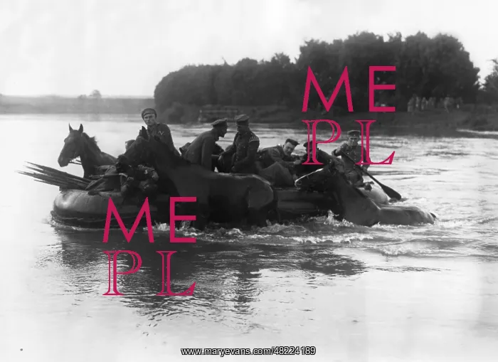 : Soldiers cross the Saale in a rubber boat : Soldiers cross the Saale in a rubber boat