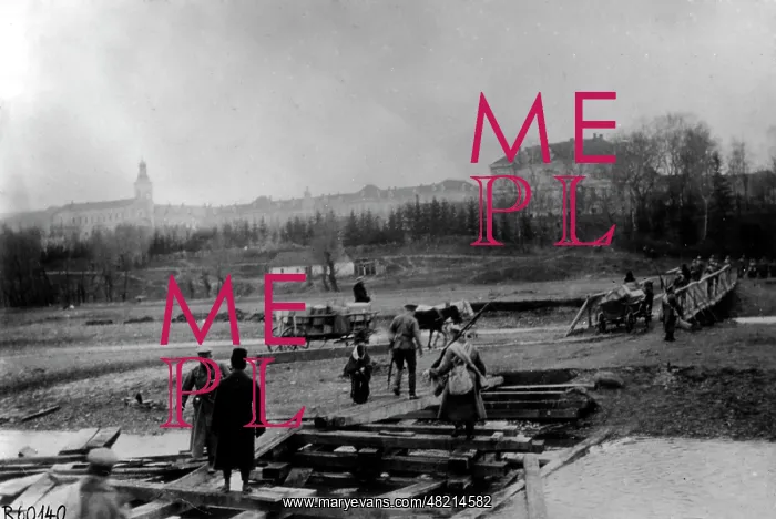 : Soldiers on a damaged bridge in front of Lemberg, 1914 : Soldiers on a damaged bridge in front of Lemberg, 1914