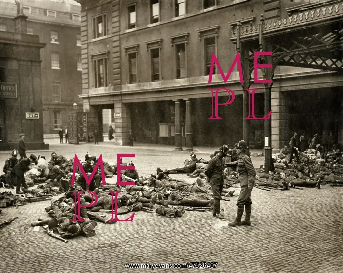 : Soldiers at Euston Station during 1912 railway strike : Soldiers at Euston Station during 1912 railway strike