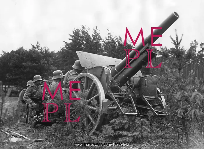 : Soldiers with field howitzer during an exercise, 1935 : Soldiers with field howitzer during an exercise, 1935