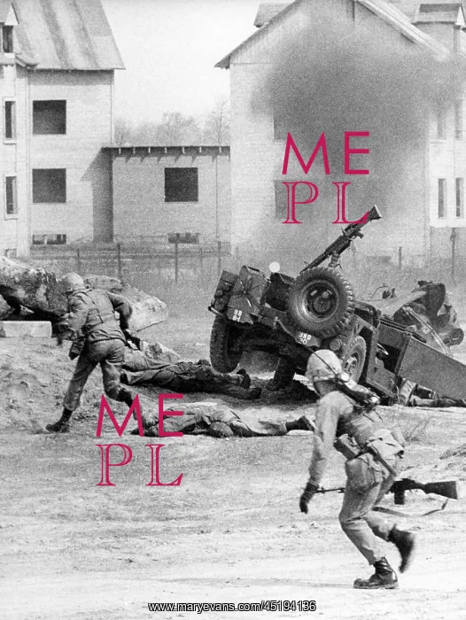 : US soldiers during fighting exercises in Berlin : US soldiers during fighting exercises in Berlin