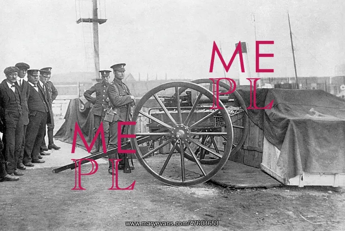 : Soldiers guard Tilbury Docks at the outbreak of WWI : Soldiers guard Tilbury Docks at the outbreak of WWI