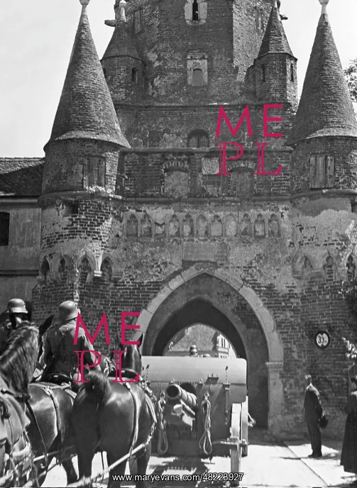 : Soldiers with guns on horseback : Soldiers with guns on horseback