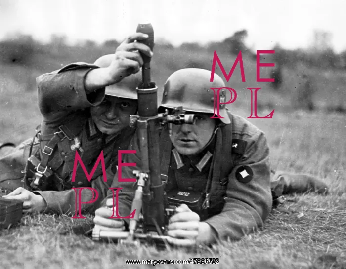 : Soldiers of the Infantry School Doeberitz at a lightweight : Soldiers of the Infantry School Doeberitz at a lightweight