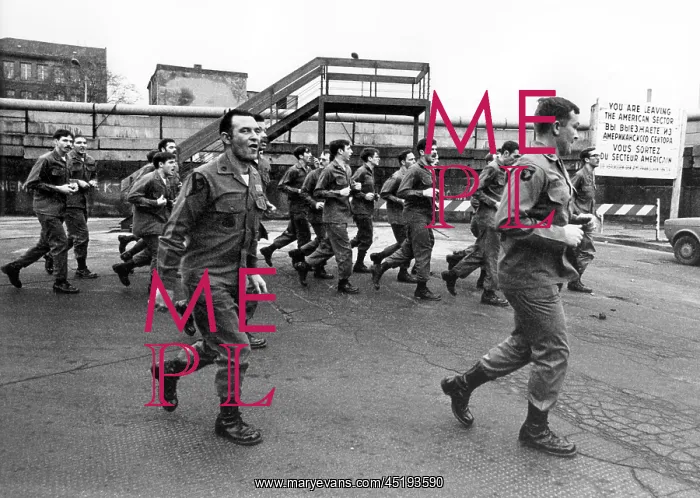 : US soldiers jogging in front of the Berlin Wall : US soldiers jogging in front of the Berlin Wall