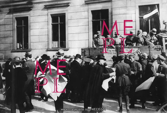 : Soldiers of the Kapp Putsch distribute flyers : Soldiers of the Kapp Putsch distribute flyers