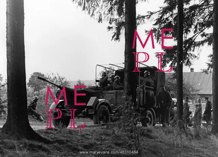 : Soldiers with light antiaircraft gun during : Soldiers with light antiaircraft gun during