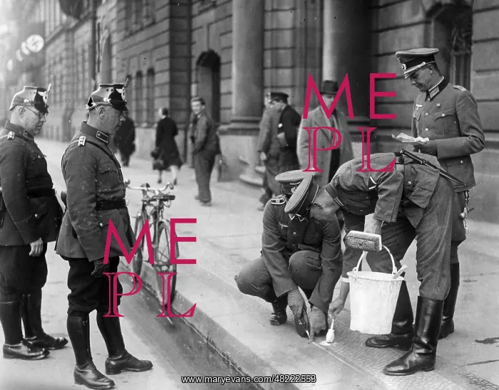 : Soldiers mark a cordon line for the reception Hitler in : Soldiers mark a cordon line for the reception Hitler in