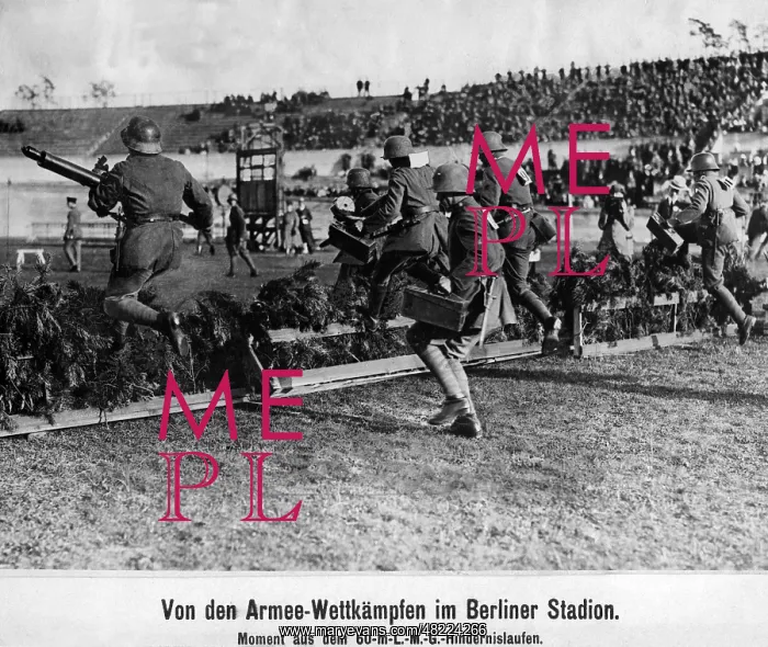 : Soldiers during an obstacle course with machine guns, 19 : Soldiers during an obstacle course with machine guns, 19