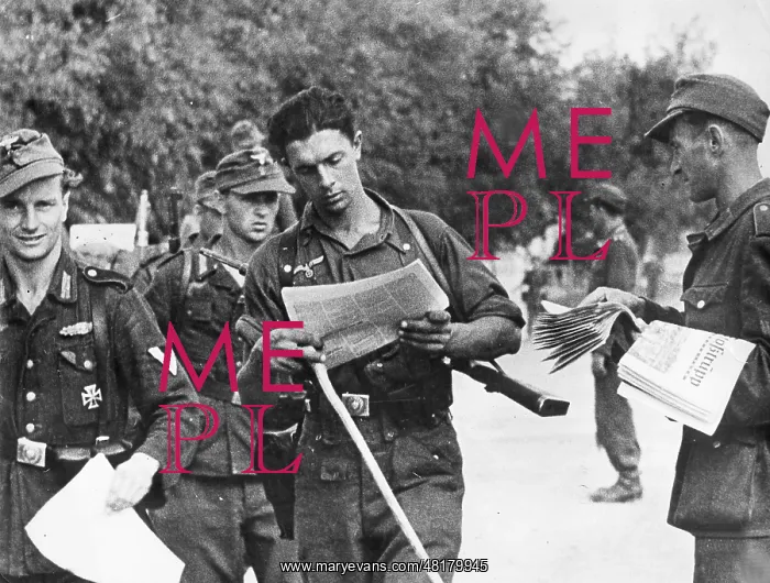 : Soldiers read the front newspaper, 1944 : Soldiers read the front newspaper, 1944