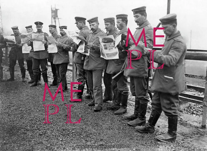 : Soldiers reading newspapers, 1914 : Soldiers reading newspapers, 1914