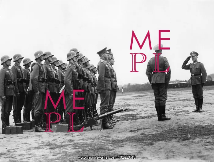 : Soldiers report to their supervisor during an exercise : Soldiers report to their supervisor during an exercise