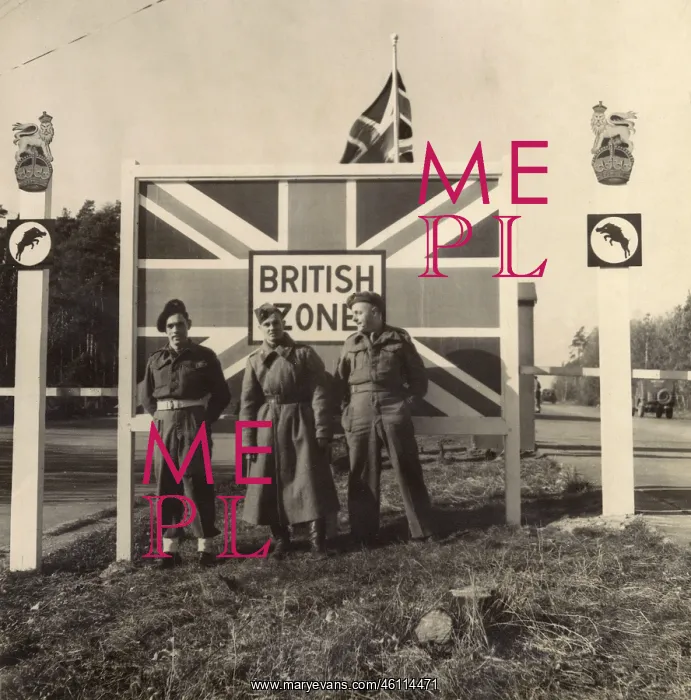 : Soldiers on the Russian frontier at Helmstedt, Germany : Soldiers on the Russian frontier at Helmstedt, Germany