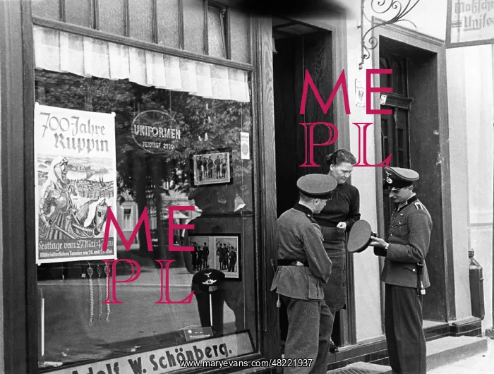 : Soldiers while shopping, 1939 : Soldiers while shopping, 1939
