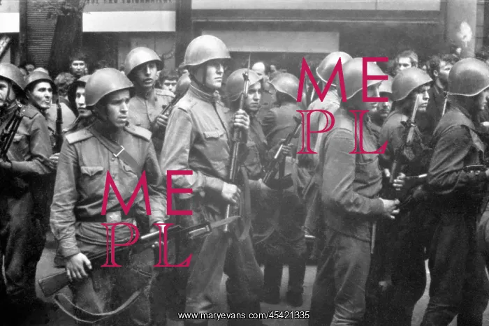 : Soldiers - submachine guns - Prague : Soldiers - submachine guns - Prague