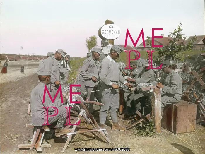 : Soldiers tighten razor wire : Soldiers tighten razor wire