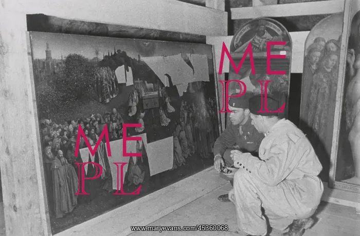  : Soldiers of U.S. Army MFAA Section examining the