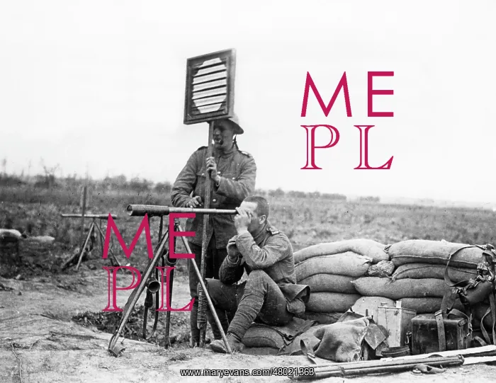 : Two soldiers using a signalling shutter, WW1 : Two soldiers using a signalling shutter, WW1
