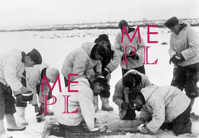 : Soldiers washing their dishes, 1943 : Soldiers washing their dishes, 1943