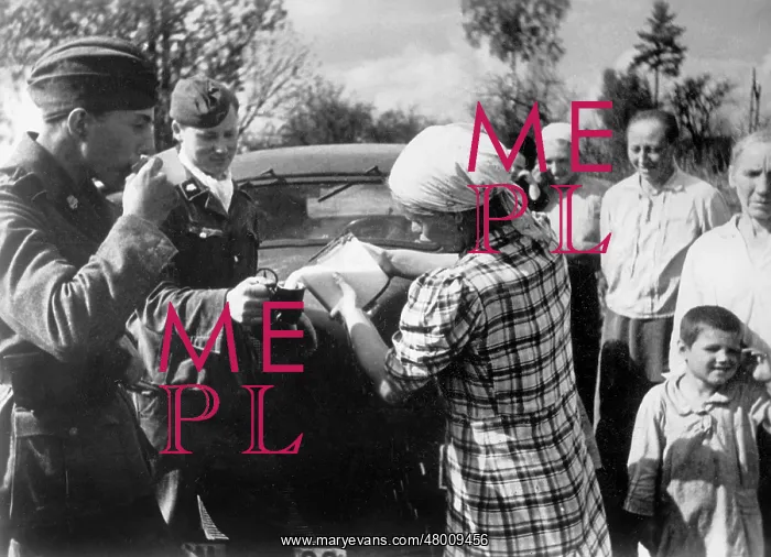 : Soldiers of the weapon-SS are hosted in a village, 1941 : Soldiers of the weapon-SS are hosted in a village, 1941