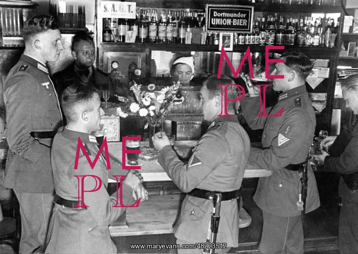 : Soldiers after work : Soldiers after work