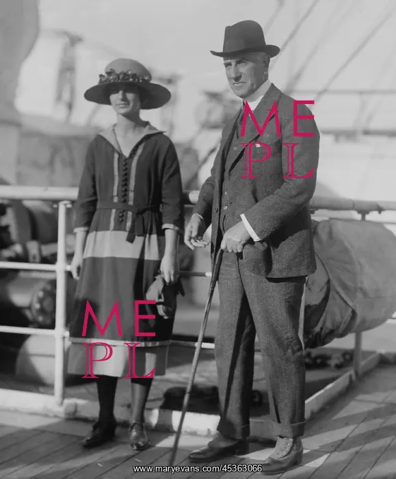 : Solomon R. Guggenheim with one of his daughters : Solomon R. Guggenheim with one of his daughters