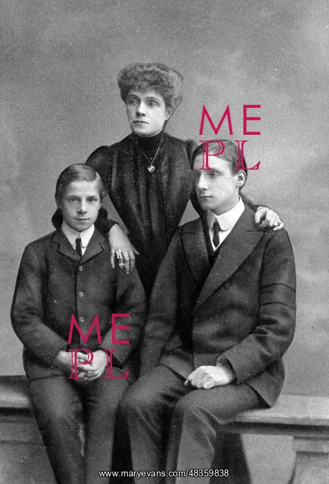 : Sons with their mother, 1900 : Sons with their mother, 1900