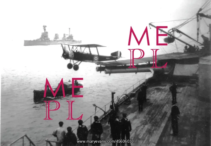 : Sopwith 1.5 Strutter taking off from gun platform : Sopwith 1.5 Strutter taking off from gun platform