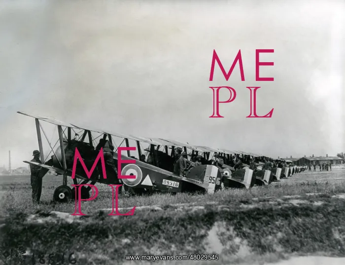 : Sopwith Camel biplanes on an airfield, WW1 : Sopwith Camel biplanes on an airfield, WW1