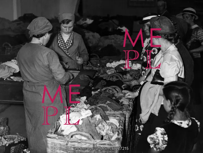 : Sorting of rags at the exhibition Schaffendes Volk (Pr : Sorting of rags at the exhibition Schaffendes Volk (Pr
