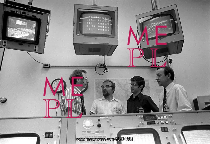 : Soviet and American specialists working on Apollo : Soviet and American specialists working on Apollo