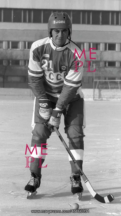 : Soviet bandy player Sergey Lomanov, 1987 : Soviet bandy player Sergey Lomanov, 1987