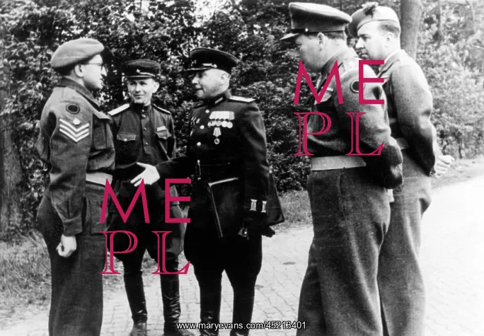 : Soviet and British soldiers negotiate about detained Britons : Soviet and British soldiers negotiate about detained Britons