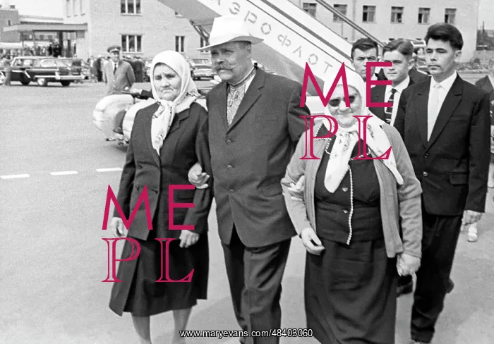 : Soviet cosmonauts Popovich and Nikolayev's parents : Soviet cosmonauts Popovich and Nikolayev's parents